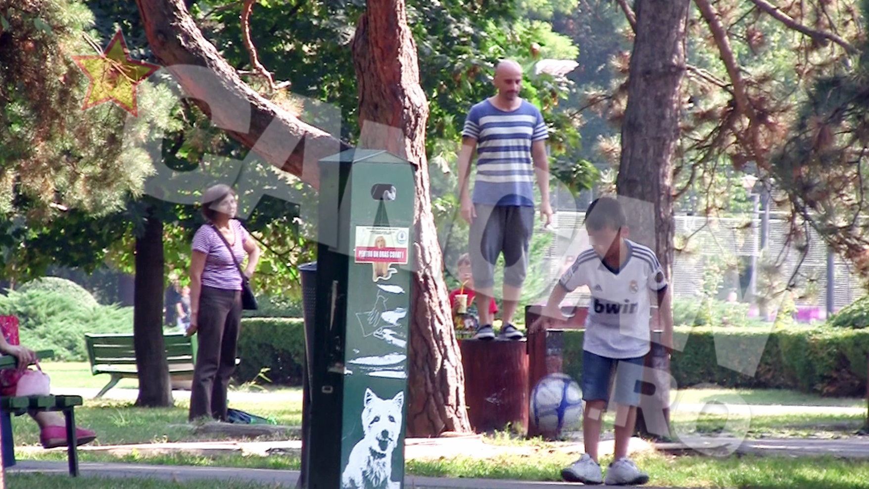 Constient ca miscarea este cea mai importanta, Calin le-a aratat baieteilor cum sa urmeze un traseu din parc