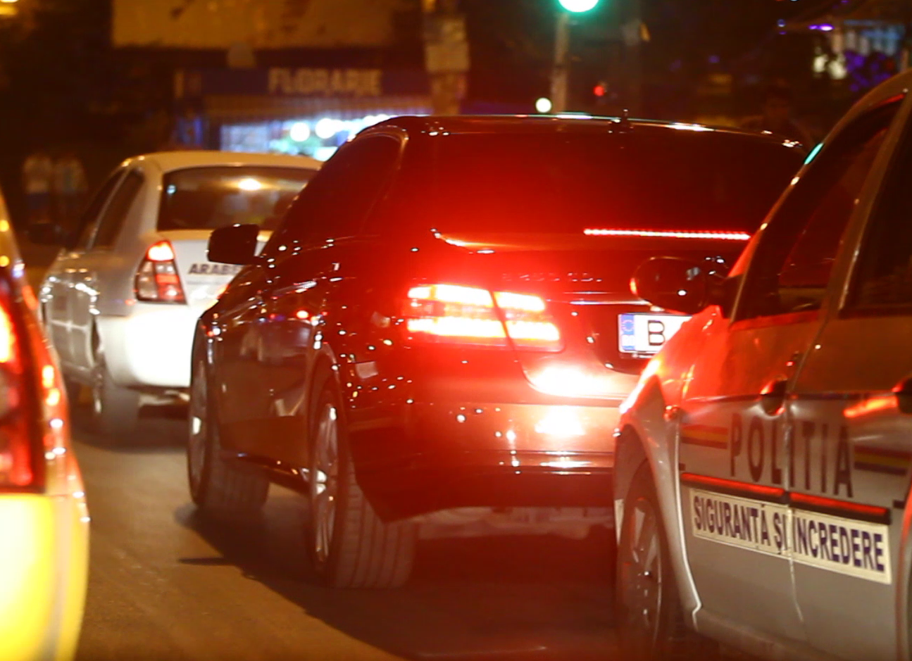 In spatele masinii lui Adrian Enache opreste un echipaj de politie