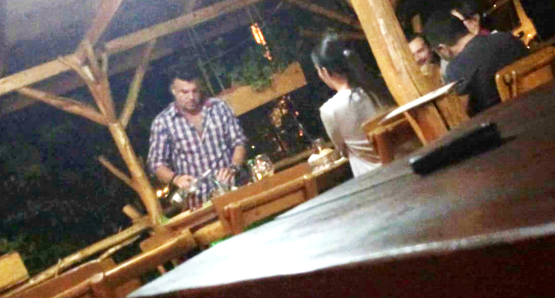 Adrian Enache toarna vin intr-un pahar, iar apoi deschide o noua sticla