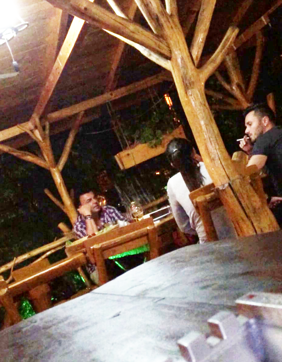 Adrian Enache s-a relaxat la petrecerea pritenului sau