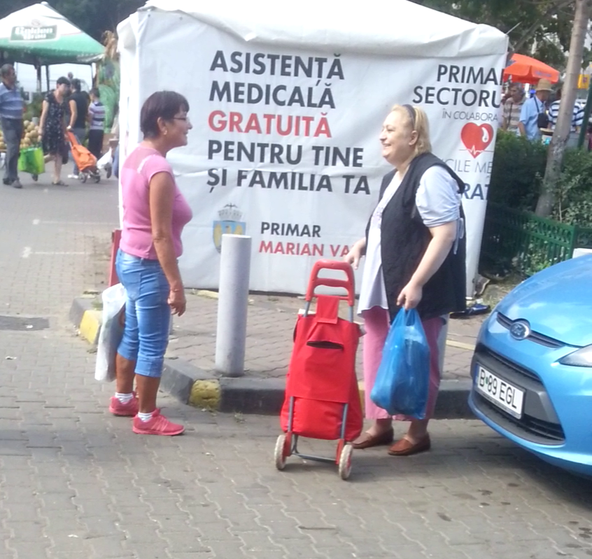 La plecare, Marinela a mai stat de vorba cu trecatorii care probabil ca au recunoscut-o