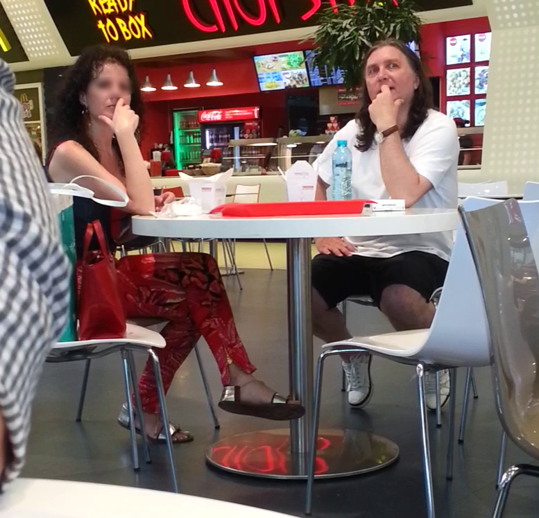 Cazan a iesit la mall cu o femeie mai tanara decat el cu aproximativ 20 de ani