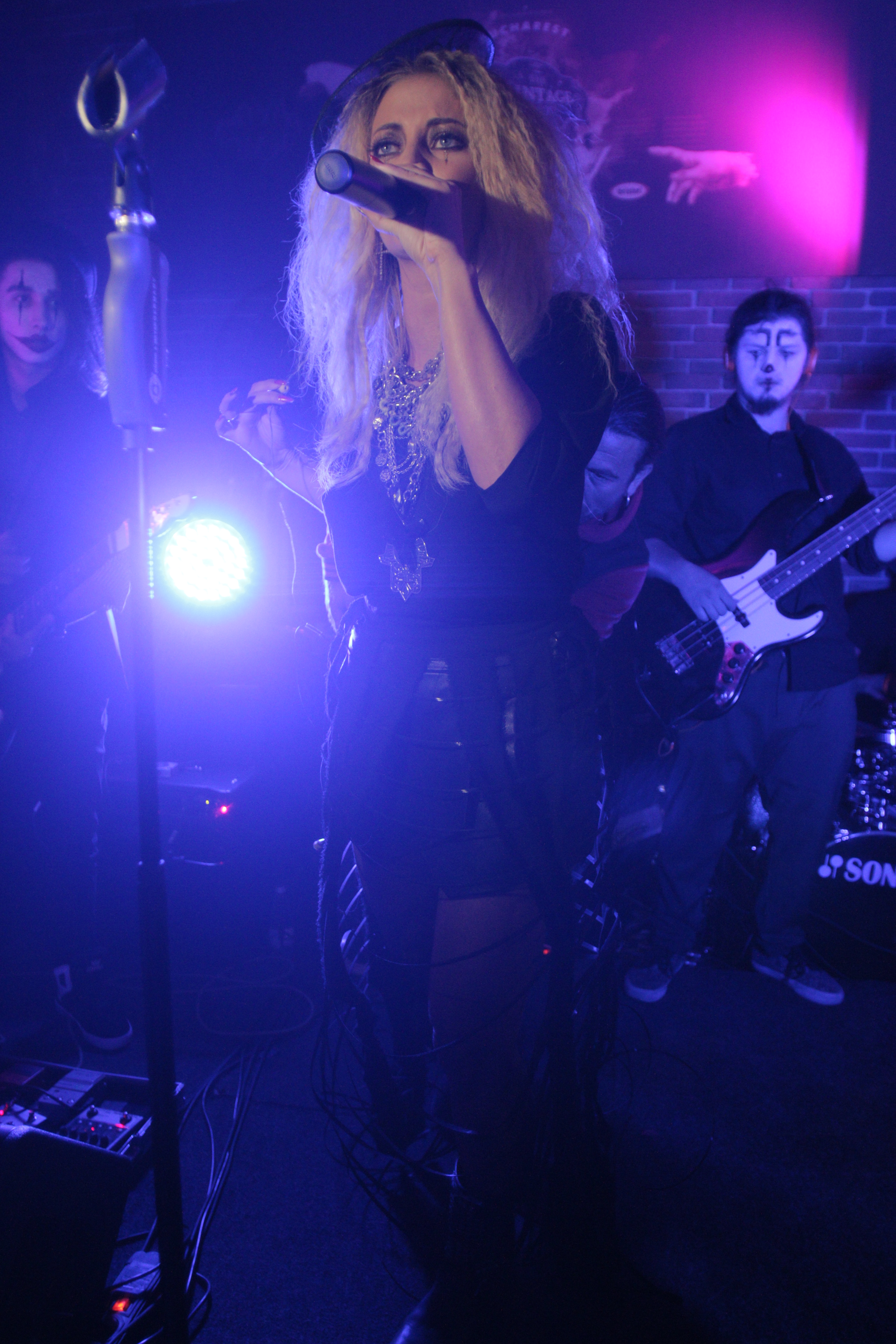 Delia poate canta live fara probleme