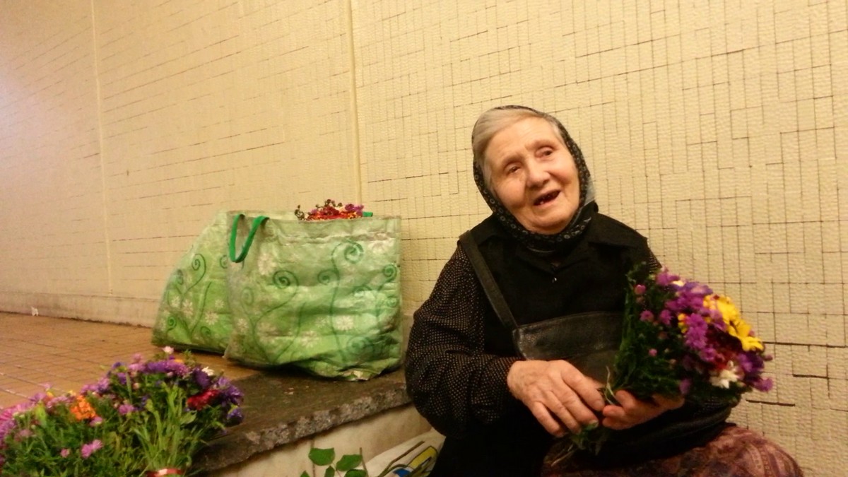Fosta profesoara se gandeste cu groaza ca vine iarna si nu isi mai poate vinde florile