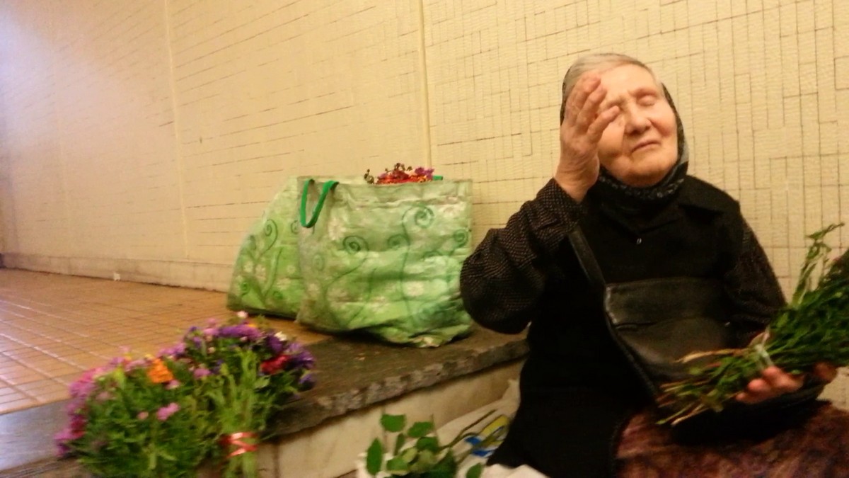 Simpatica batranica vine de doua ori pe saptamana sa-si vanda florile din curte pentru a-si ajuta fiica bolnava de cancer