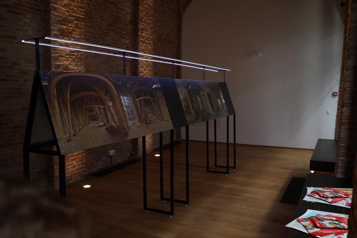 Prin restaurarea Hanului in circuitul cultural al orasului va fi introdusa o noua sala de spectacole cu o capacitate de 200 de locuri