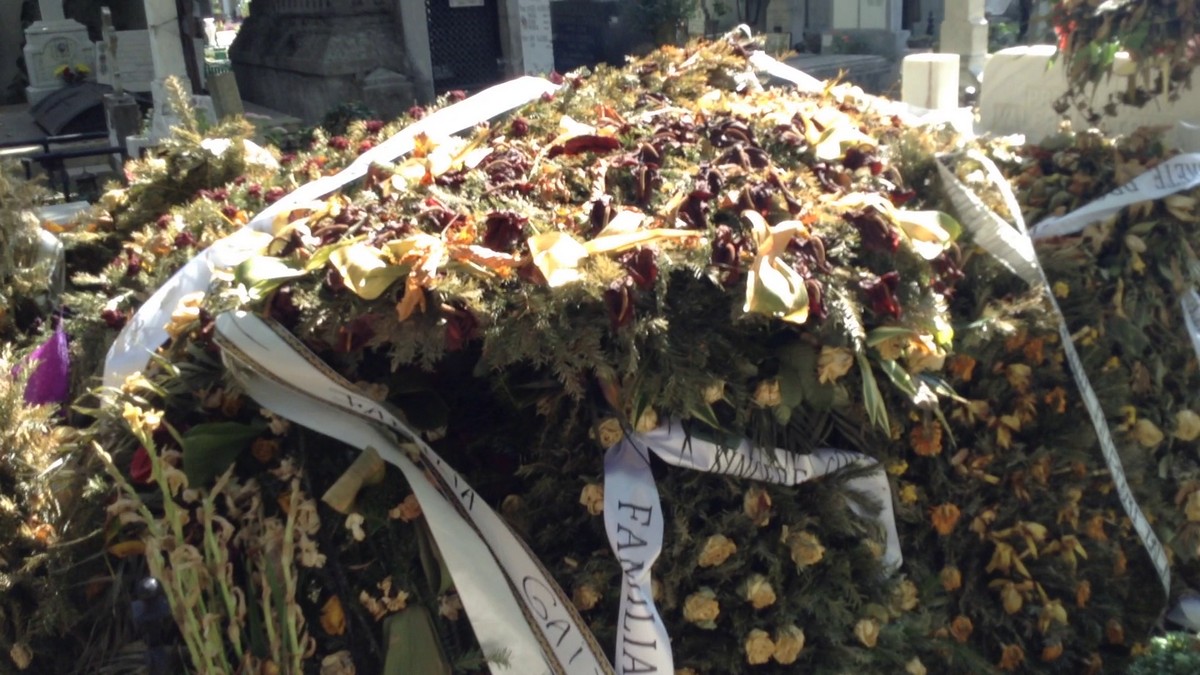 Coroanele de flori de pe mormantul mogulului s-au uscat