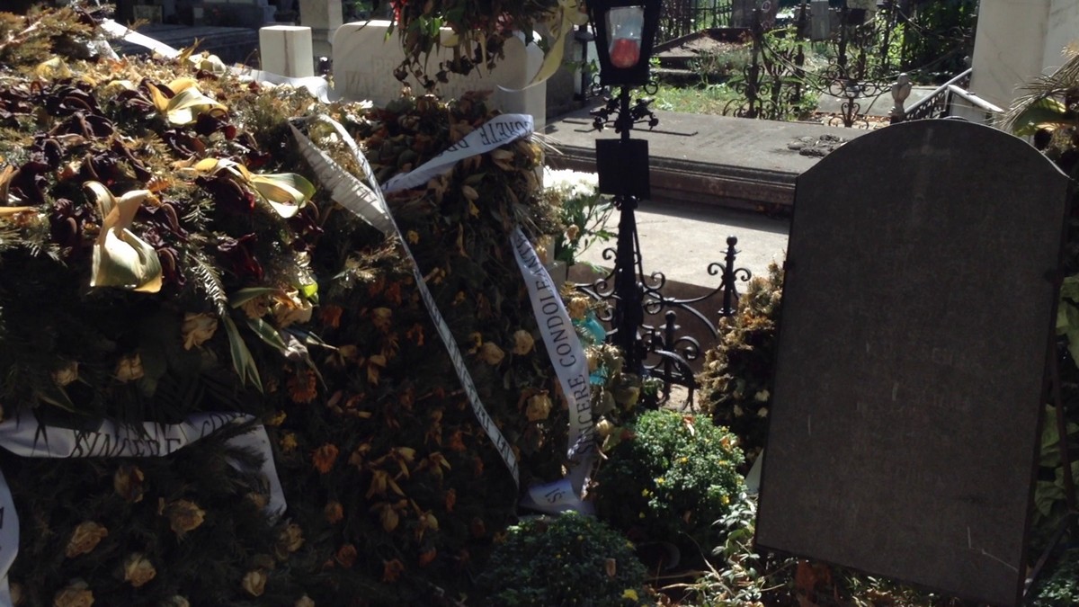 Cel mai probabil sotia sa a venit sa aprinda cateva lumanari la capataiul sotului ei