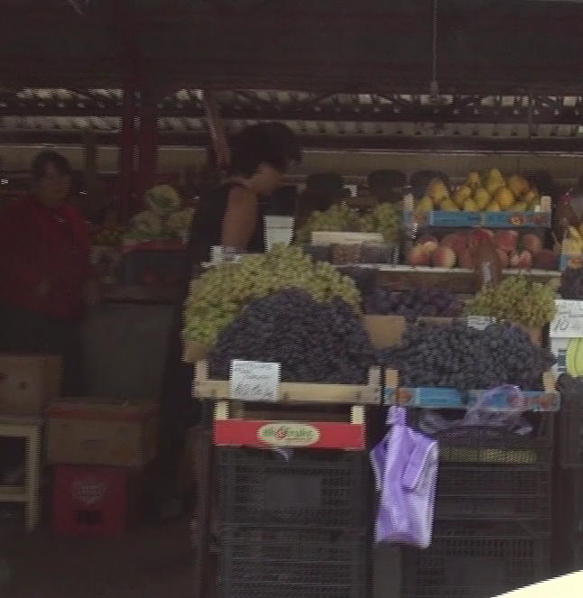 Nevasta lui Voiculescu a preferat sa cumpere fructele de la piata, dintr-un loc care parea cunoscut pentru ea