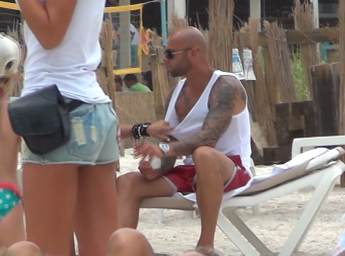 Luna trecuta, la mare, Giani a atras atentia altei domnisoare