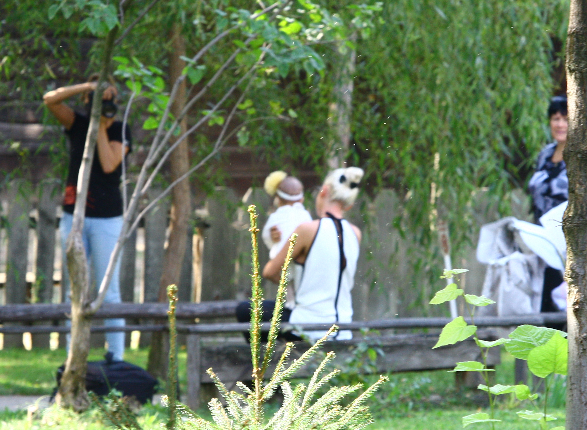 Misha s-a lasat fotografiata in parc, la Muzeul Taranului Roman si toata lumea s-a uitat la ea