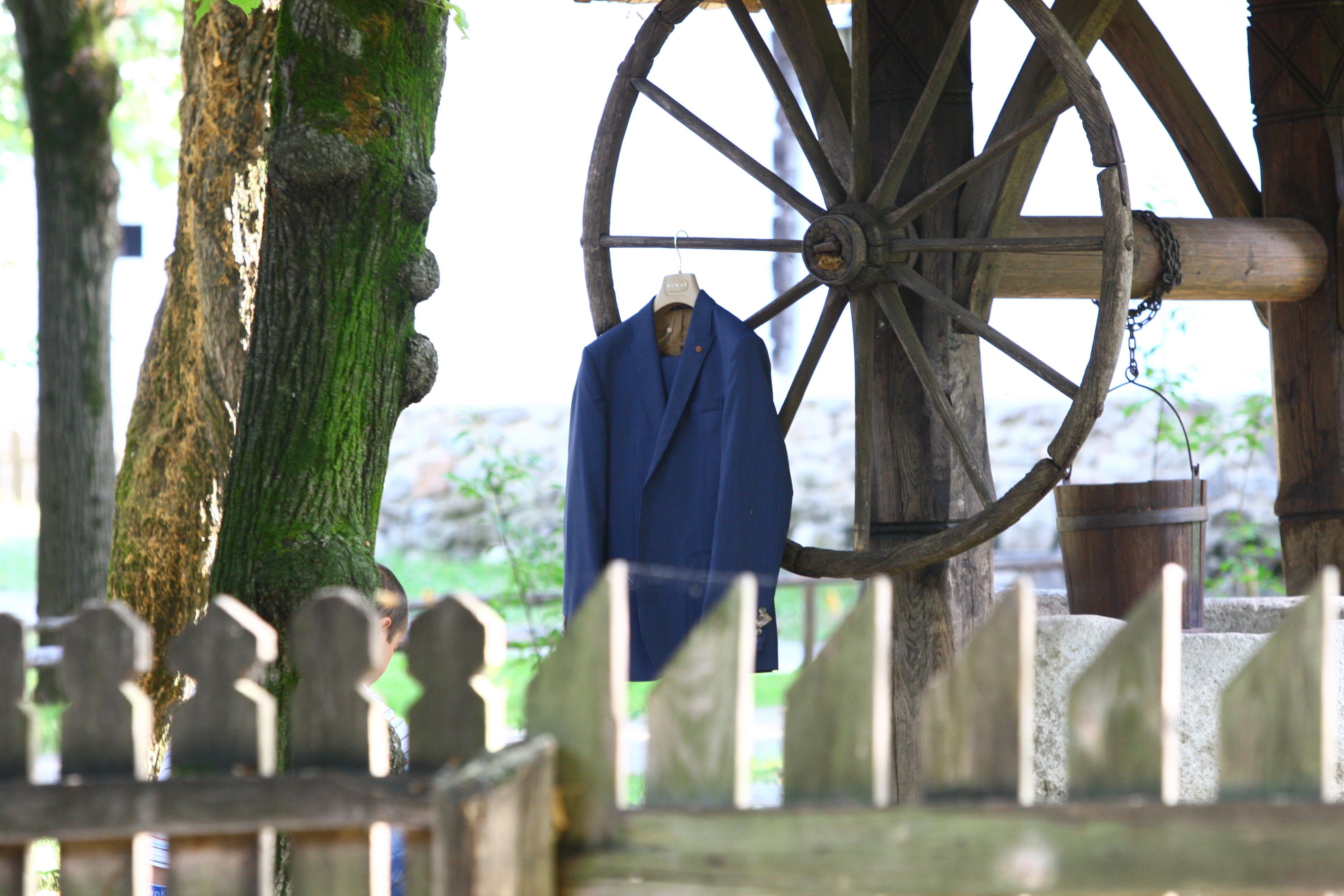 Fotograful a pozat si hainele lui Connect-R, obicei destul de curios