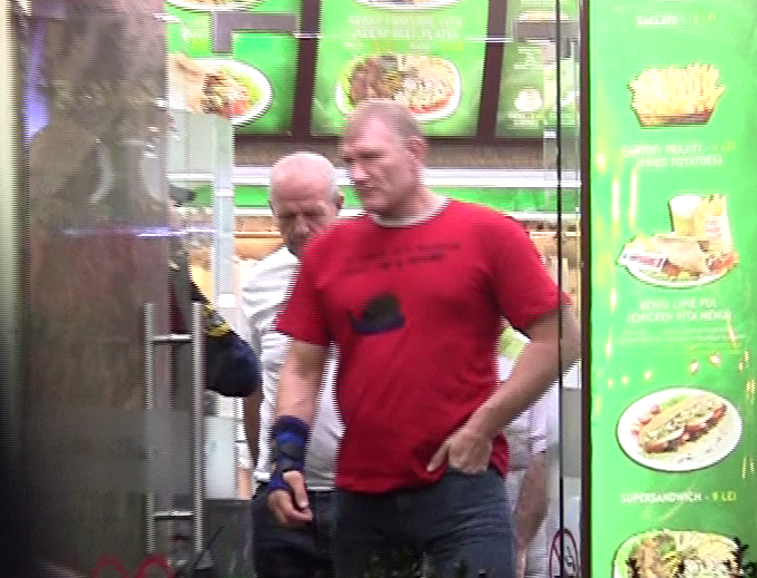 Sportivul are mana imobilizata intr-o orteza