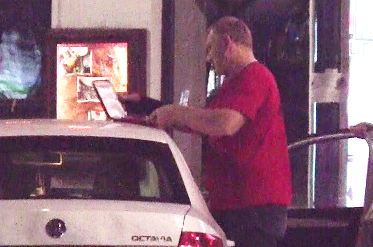 Luptatorul a scos bijuteriile si le-a pus pe capota masinii. Nu l-a interesat ca ar putea fi urmarit de cineva