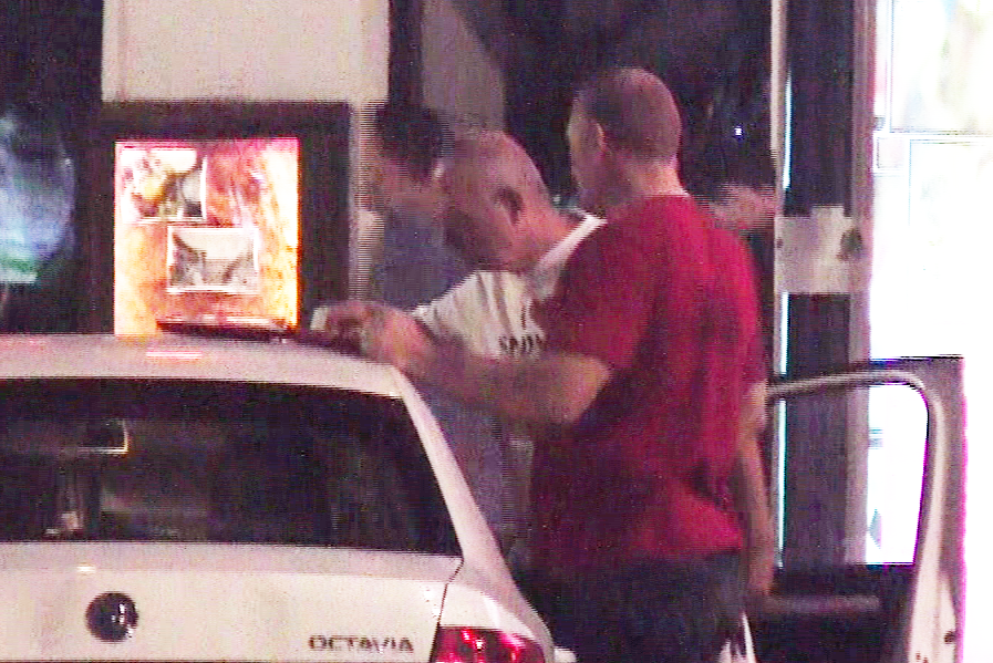 Prietenul lui Tolea a parut fascinat de bijuterii