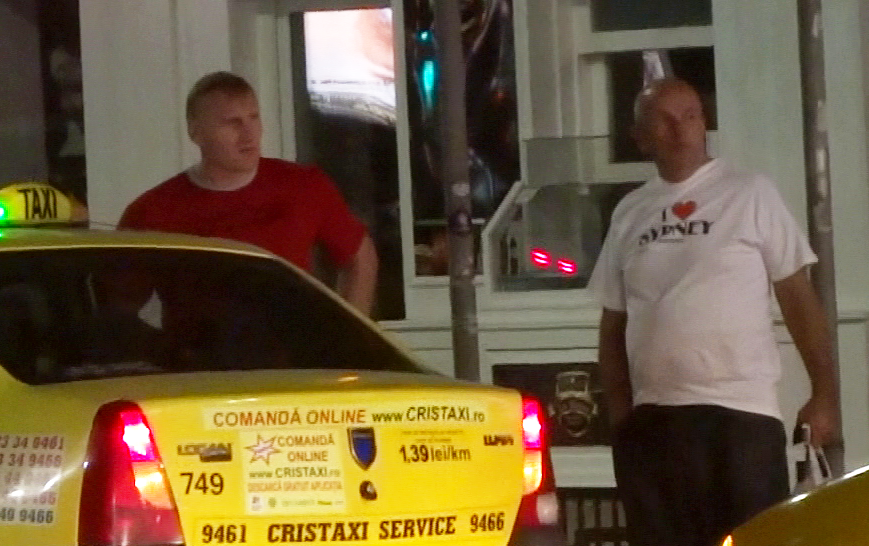 Tolea a mers alaturi de apropiatul sau la o statie de taxi si l-a urcat pe acesta intr-o masina