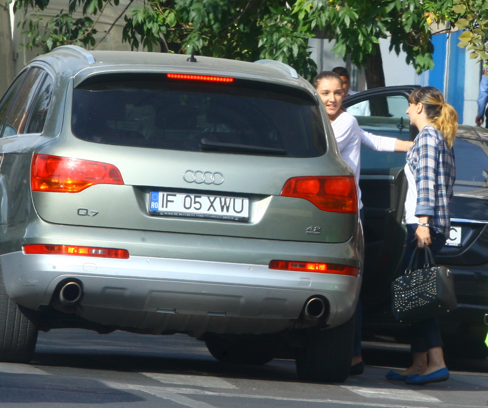 Fata lui Gigi Becali isi saluta prietena si se urca in masina