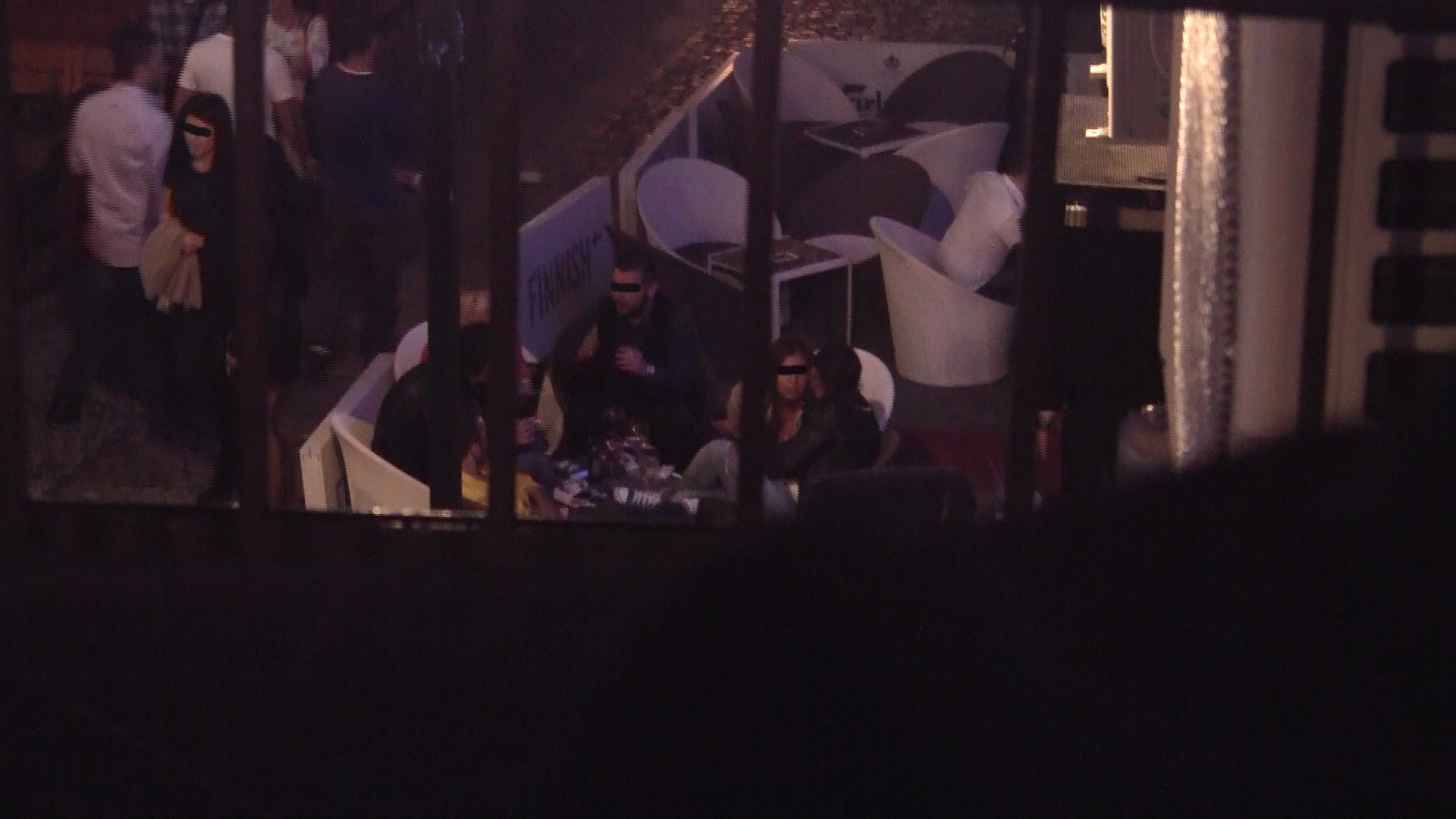 Giana si Dorel stau la taclale alaturi de cativa prieteni la o carciuma din Centrul Vechi