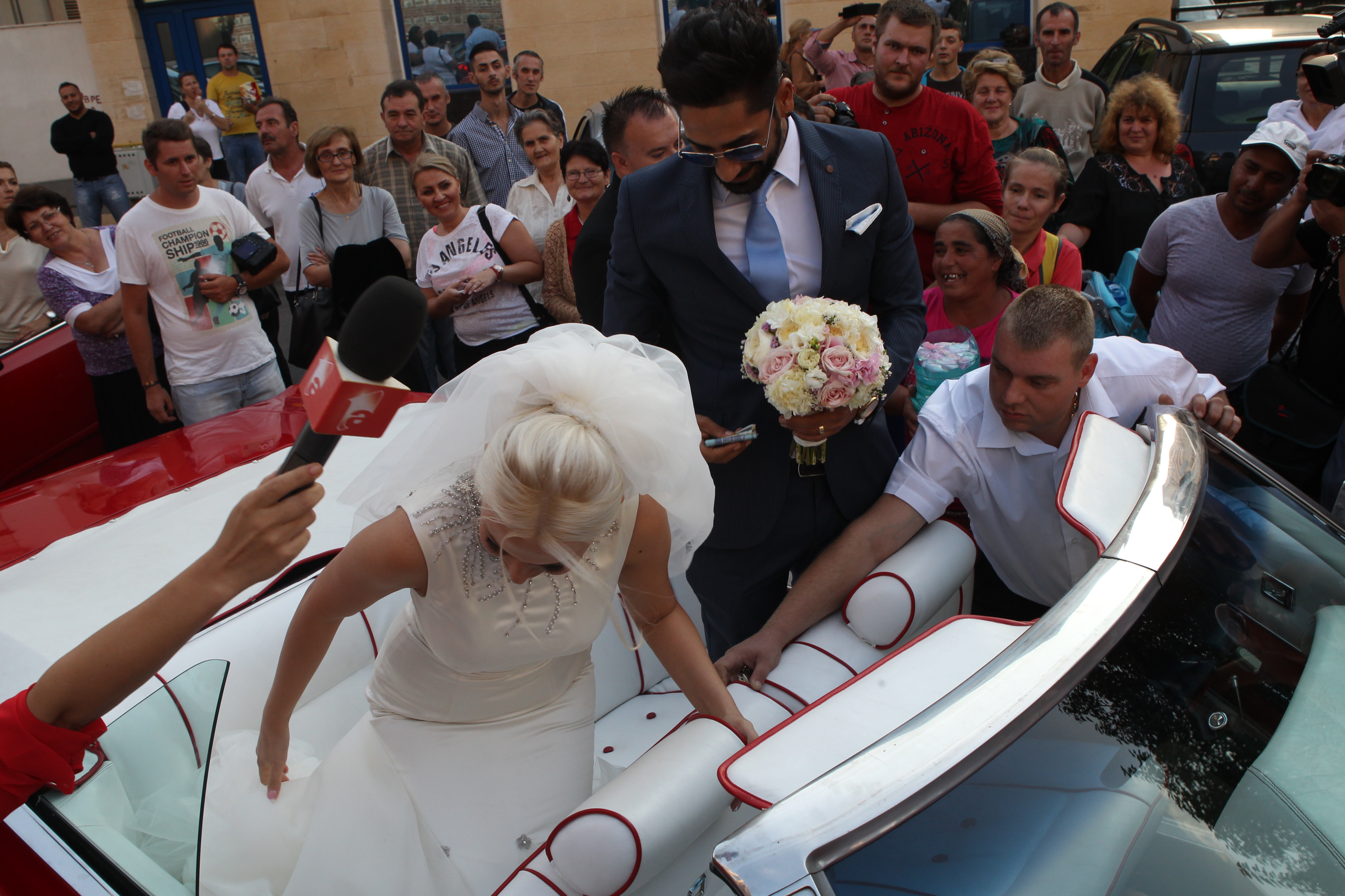 Misha a fost atenta in masina sa nu-si agate rochia