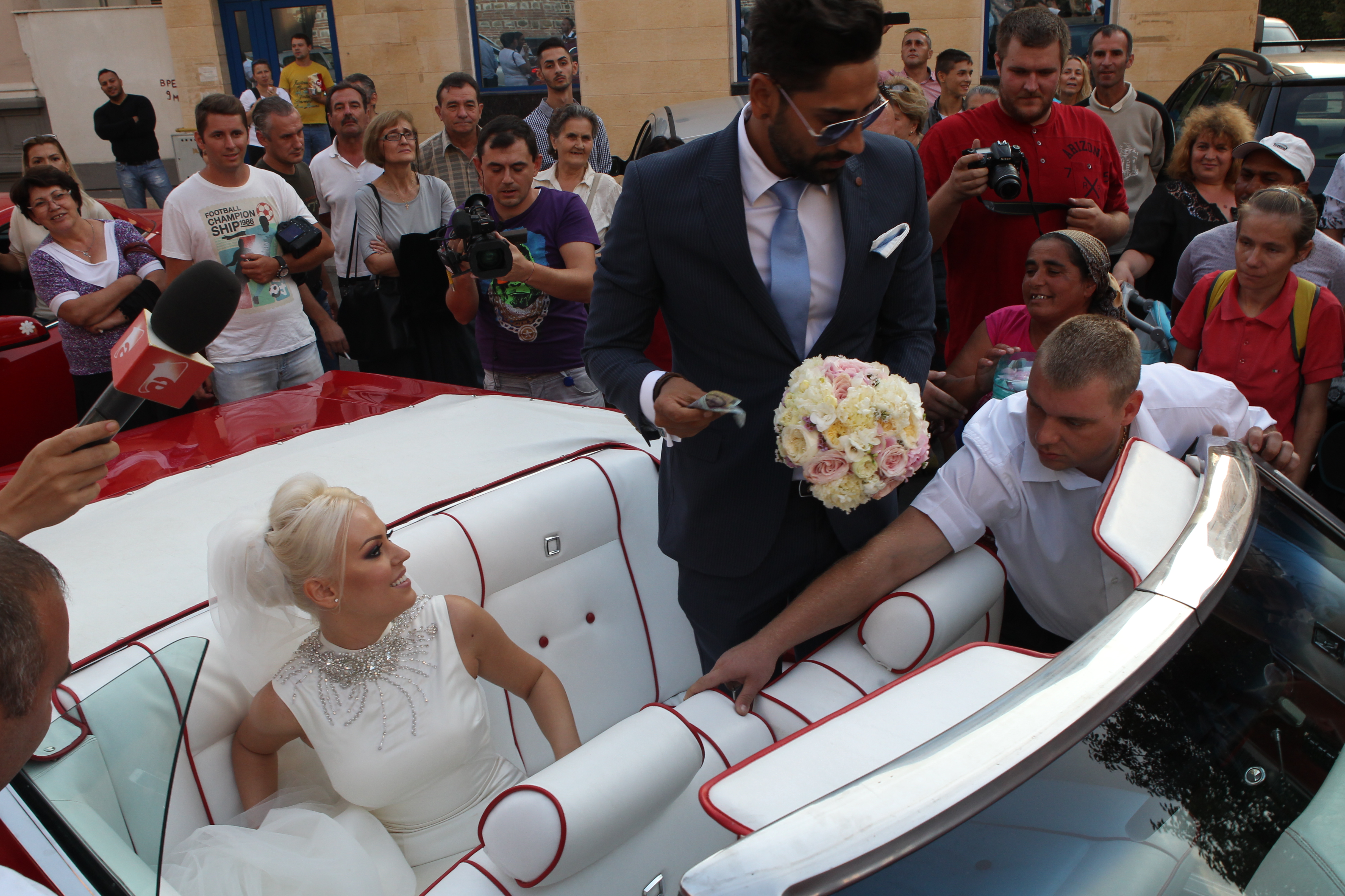 Soferul a aranjat cu grija bancheta, ca Misha sa stea comod