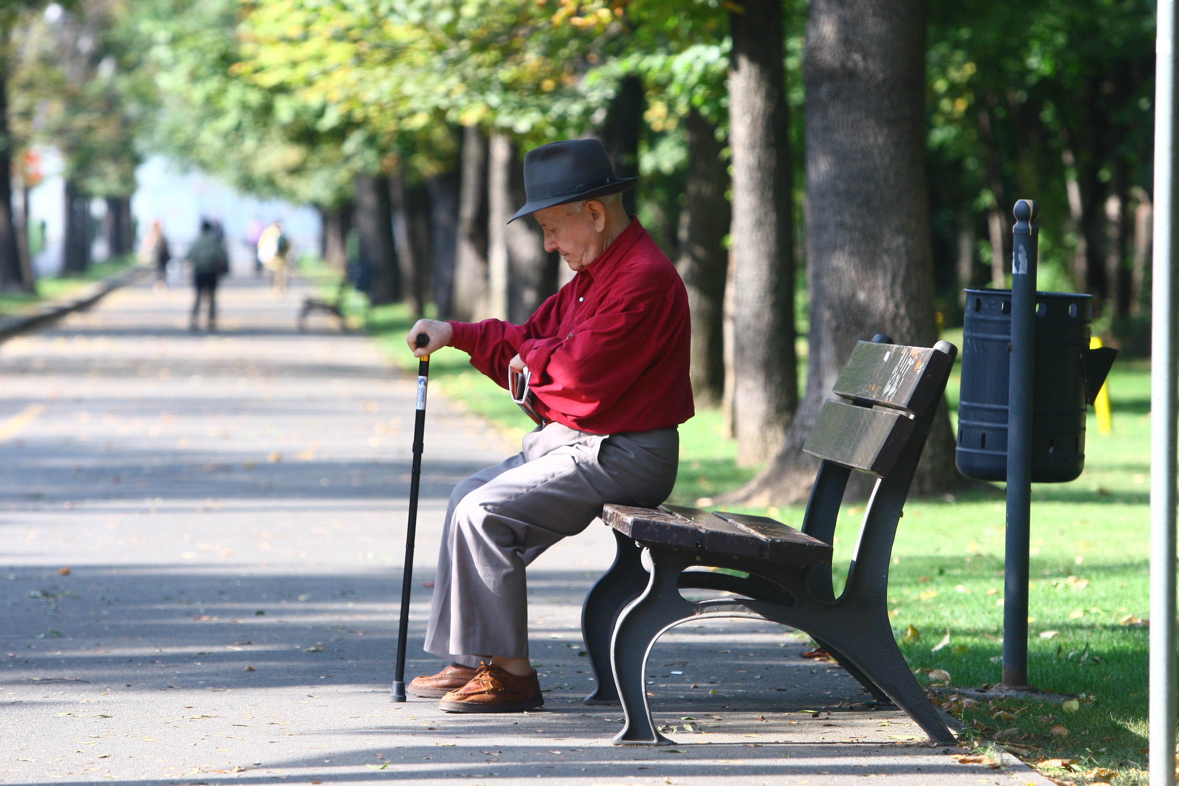Ion Columbeanu se oprea din cand in cand sa se odihneasca pe o banca