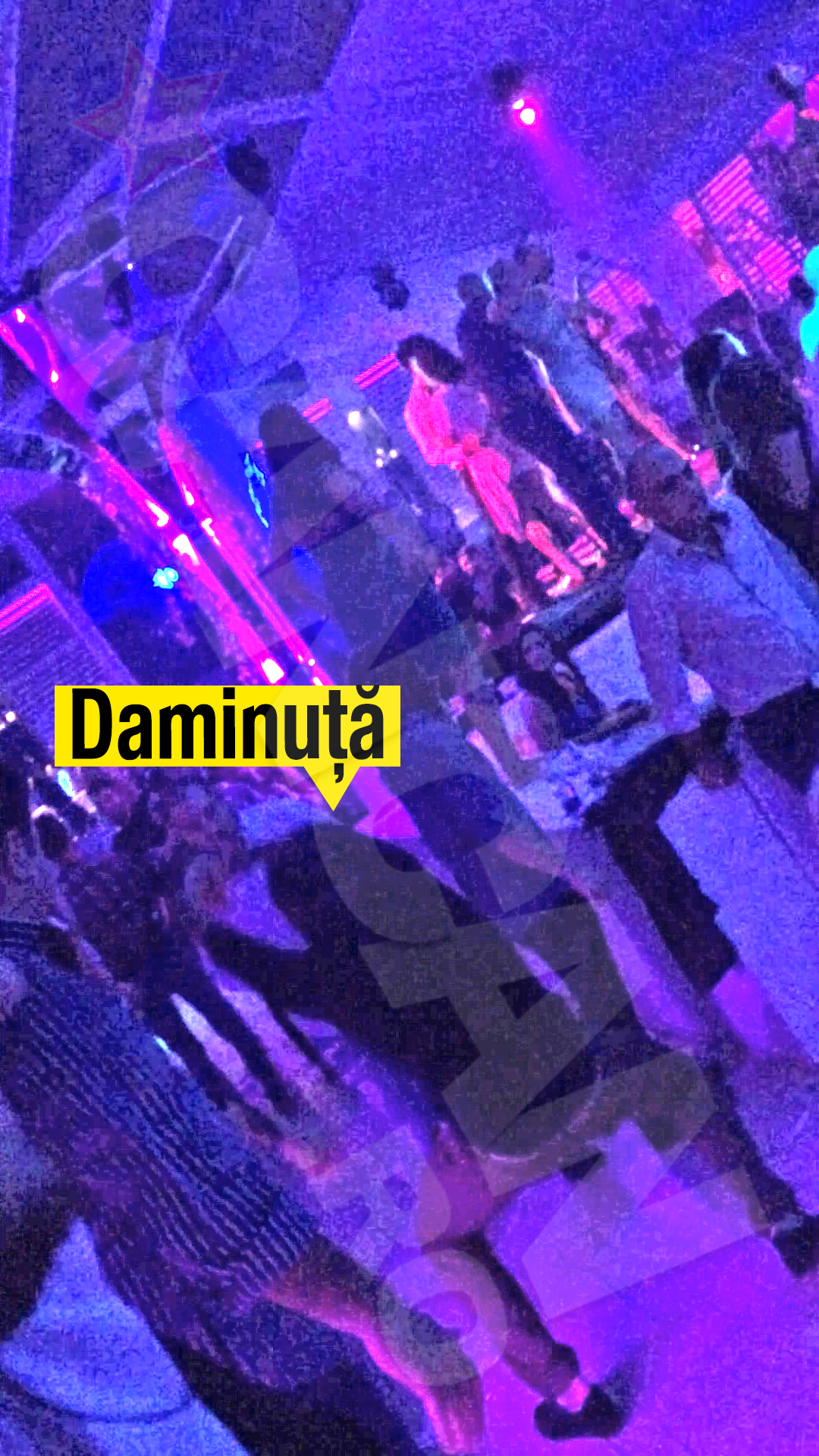 Fotbalistul pare ca se bucura dupa un gol. In realitate...asa de dansul