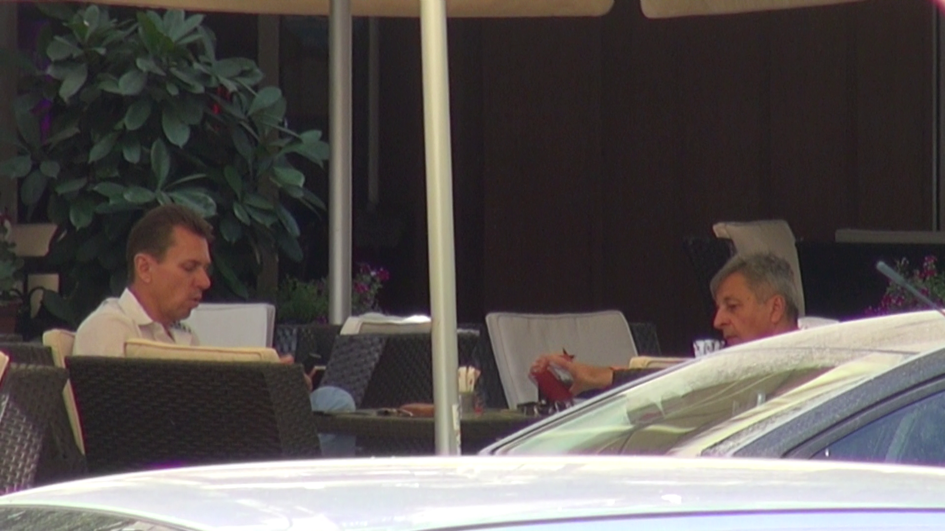 Sotul Ancai si-a dat intalnire cu un prieten la o terasa din Capitala