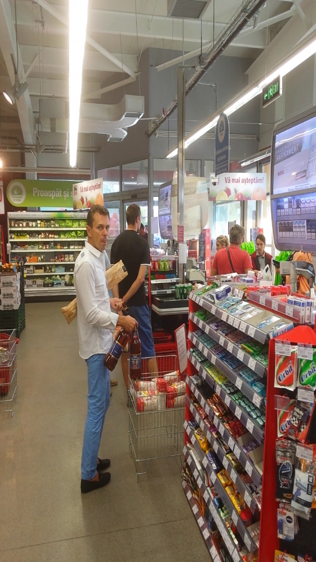 Doctorul a cumparat doua pet-uri de bere la doi litri