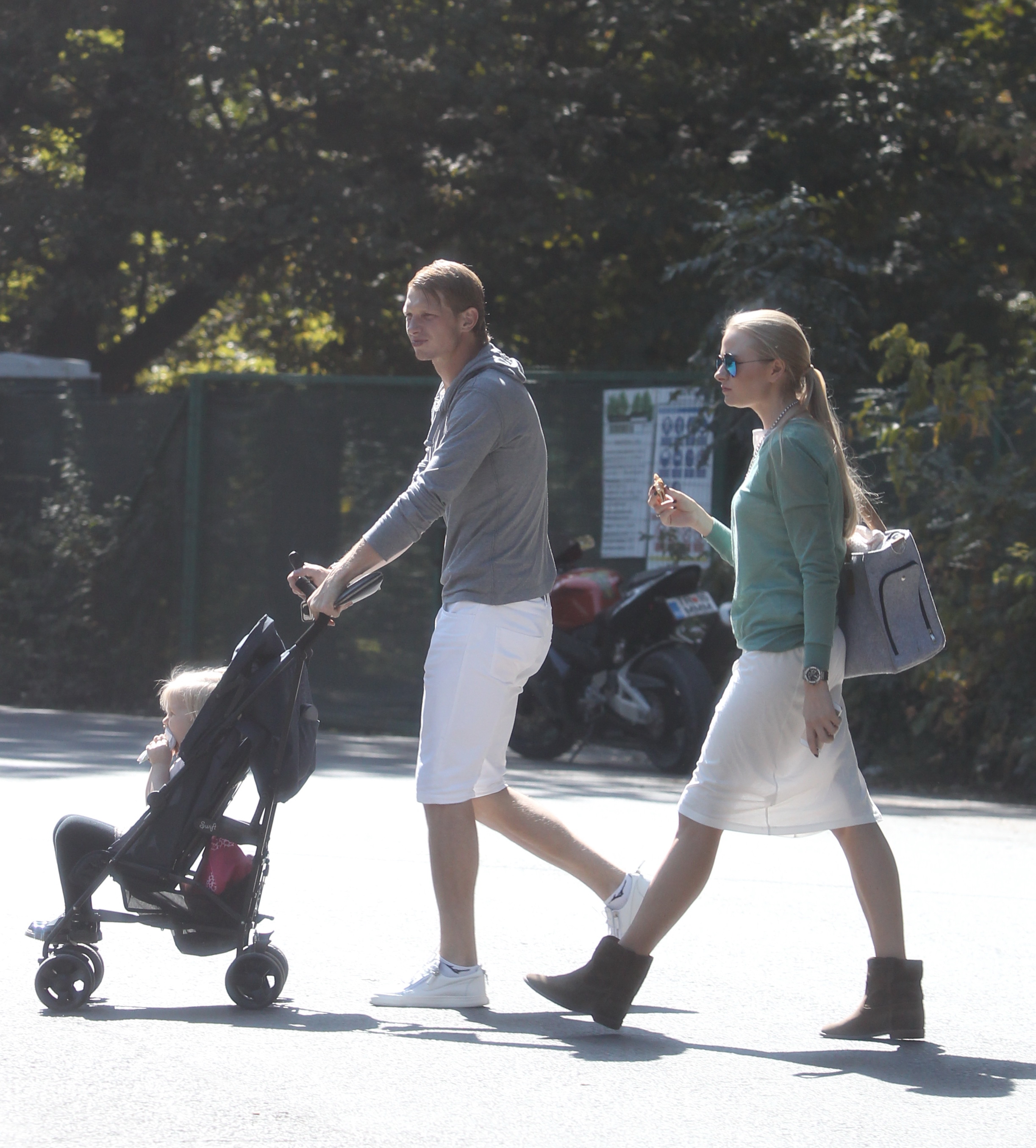 Familia Arlauskis se indreapta spre intrarea de la Zoo. Soarele face ca Neringa sa arate aproape totul