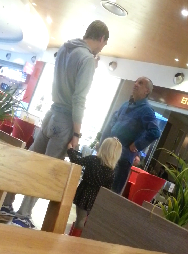 Timp de 15 minute, portarul s-a intretinut in mall cu un barbat