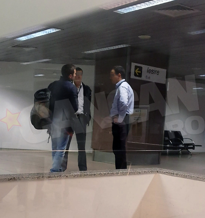 La aterizarea la Bucuresti, Dani Otil a stat cateva minute de vorba cu personalul de securitate