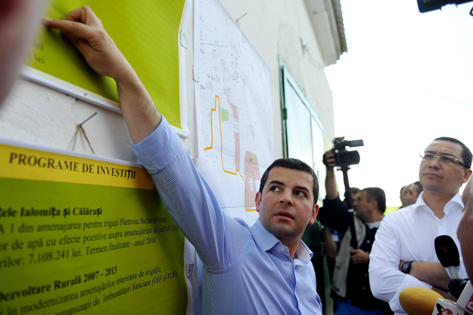 Daniel Constantin ii da votul sau lui Victor Ponta. Aici, Ministrul Agriculturii se afla in teren alaturi de primul ministru