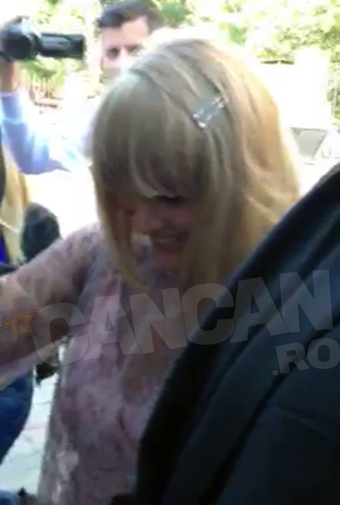 Alice a avut o rochie roz la cununia cu artistul