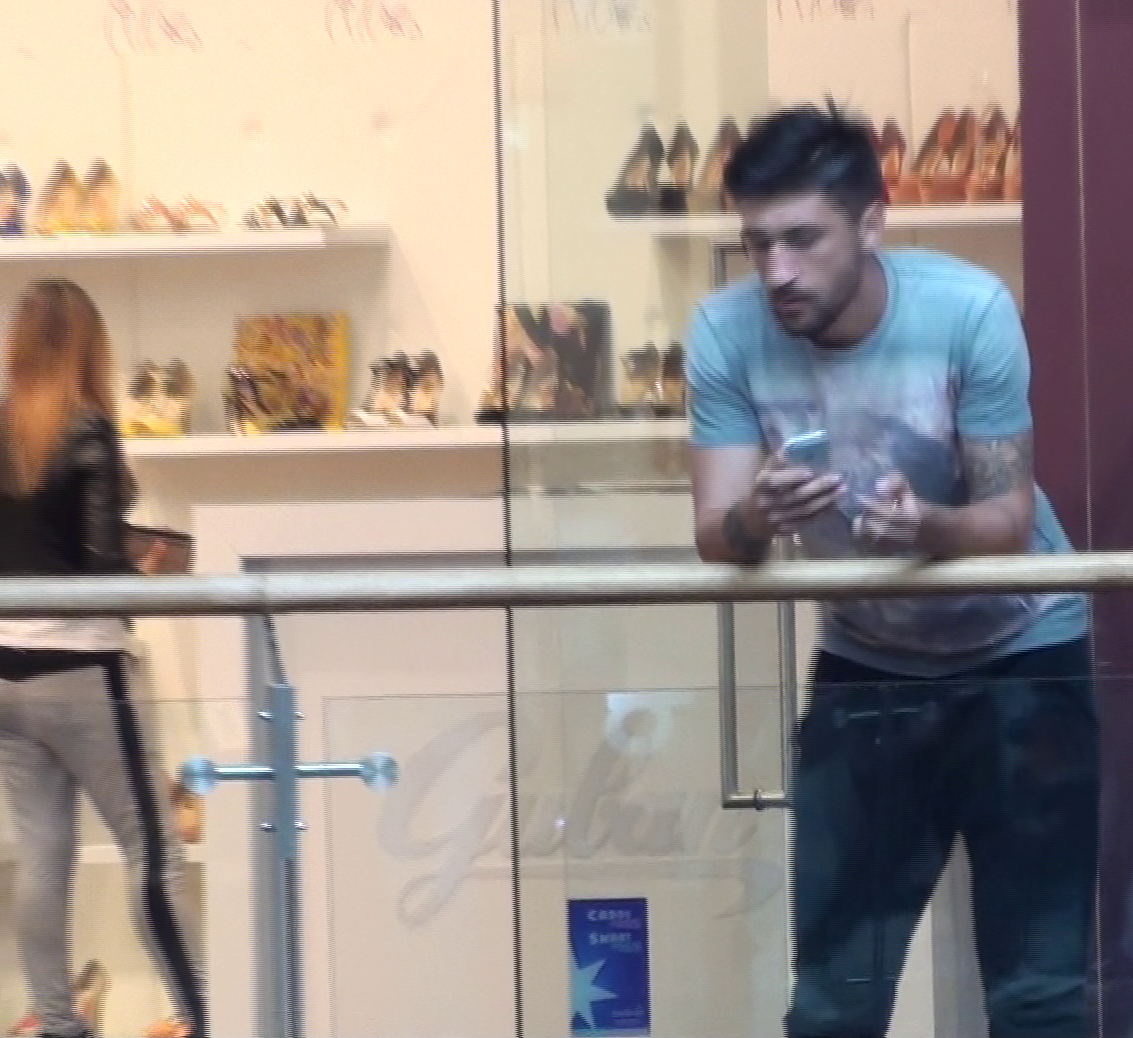 Acesta este singurul moment in care sotii Papp au stat despartiti. Dupa cateva secunde in care si-a verificat telefonul, stoperul s-a intors rapid in magazinul in care se afla sotia lui