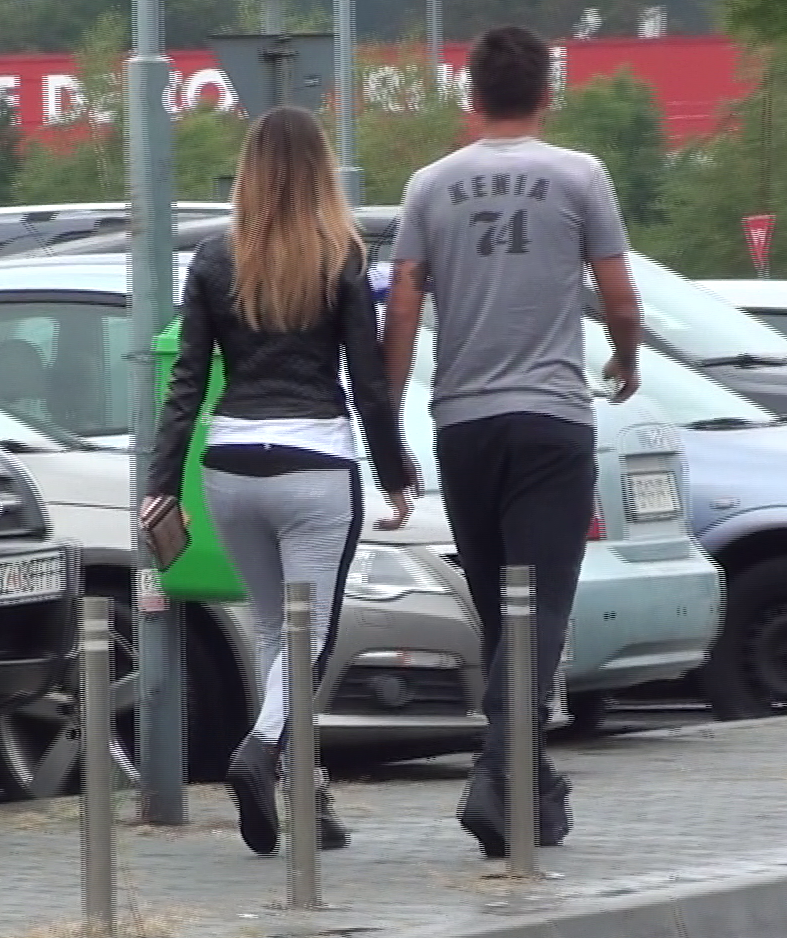 Fotbalistul isi tine sotia de mana si dupa iesirea din mall