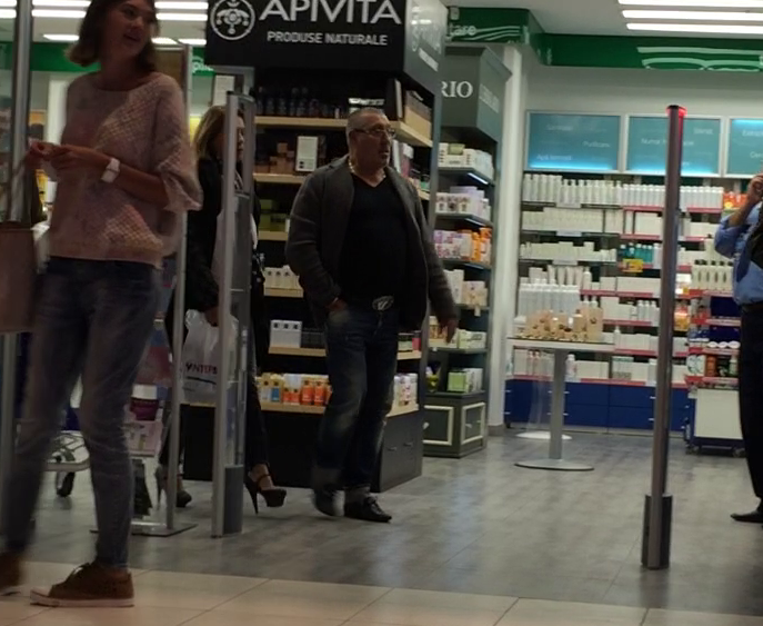 Serghei merge cu pieptul scos in fata langa sotia sa