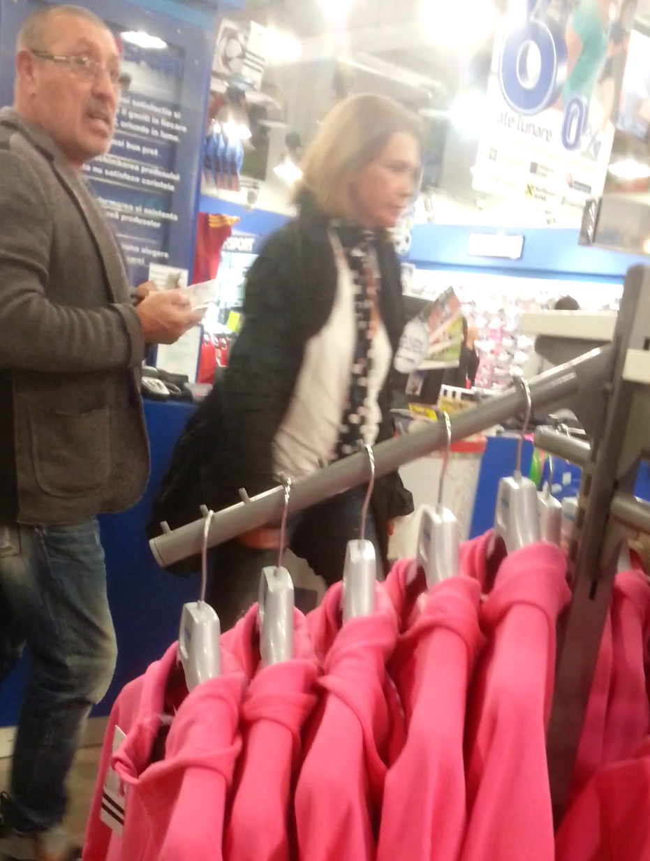 Serghei a platit si la magazinul de haine sport