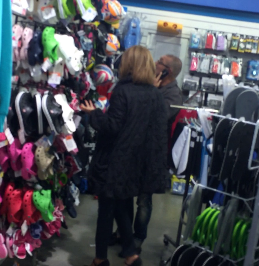 In timp ce vorbea la telefon, Serghei a ales o pereche de papuci pentru sotia lui