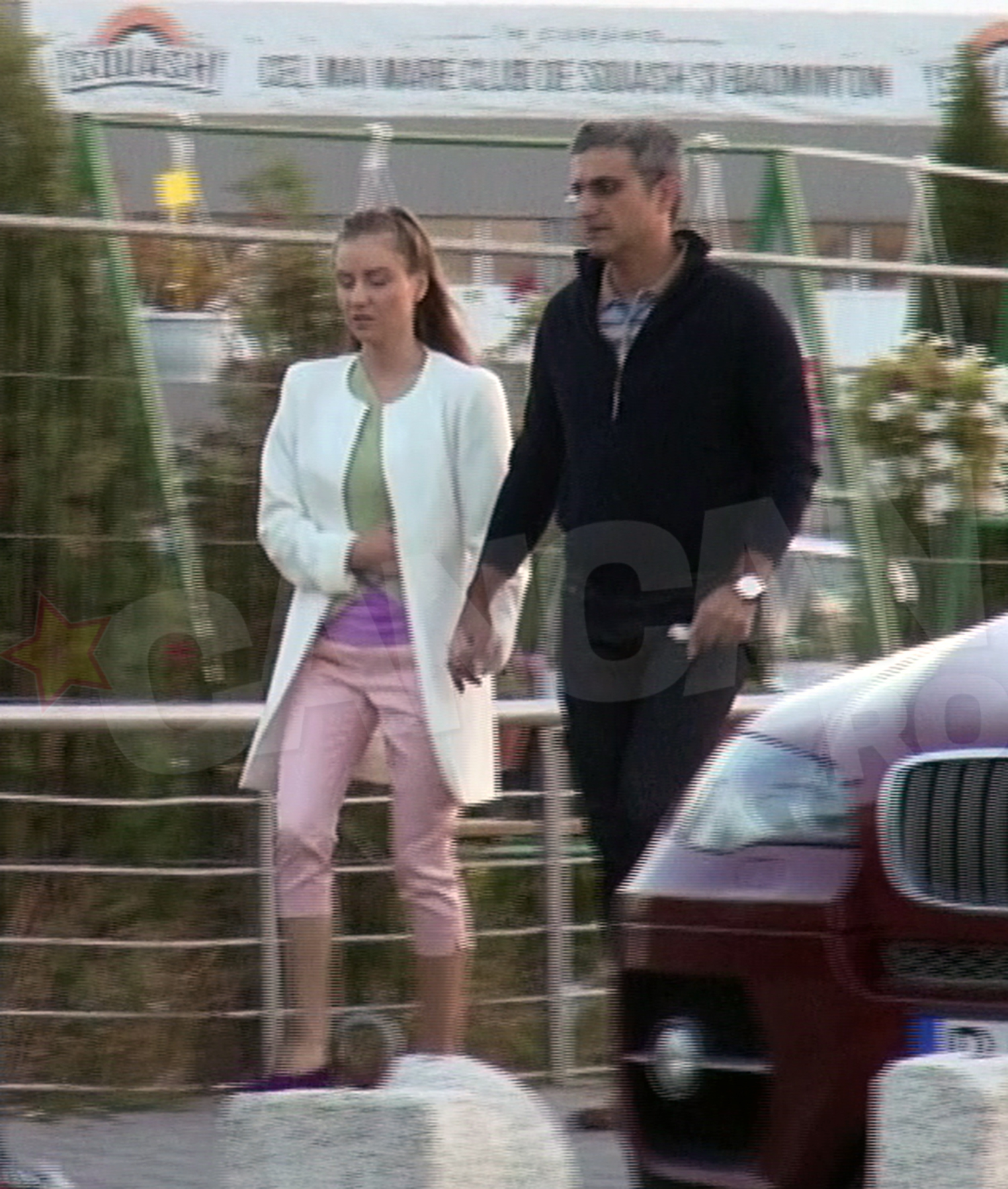 Realizatorul TV si mai tanara lui sotie au intrat in centrul comercial tinandu-se de mana