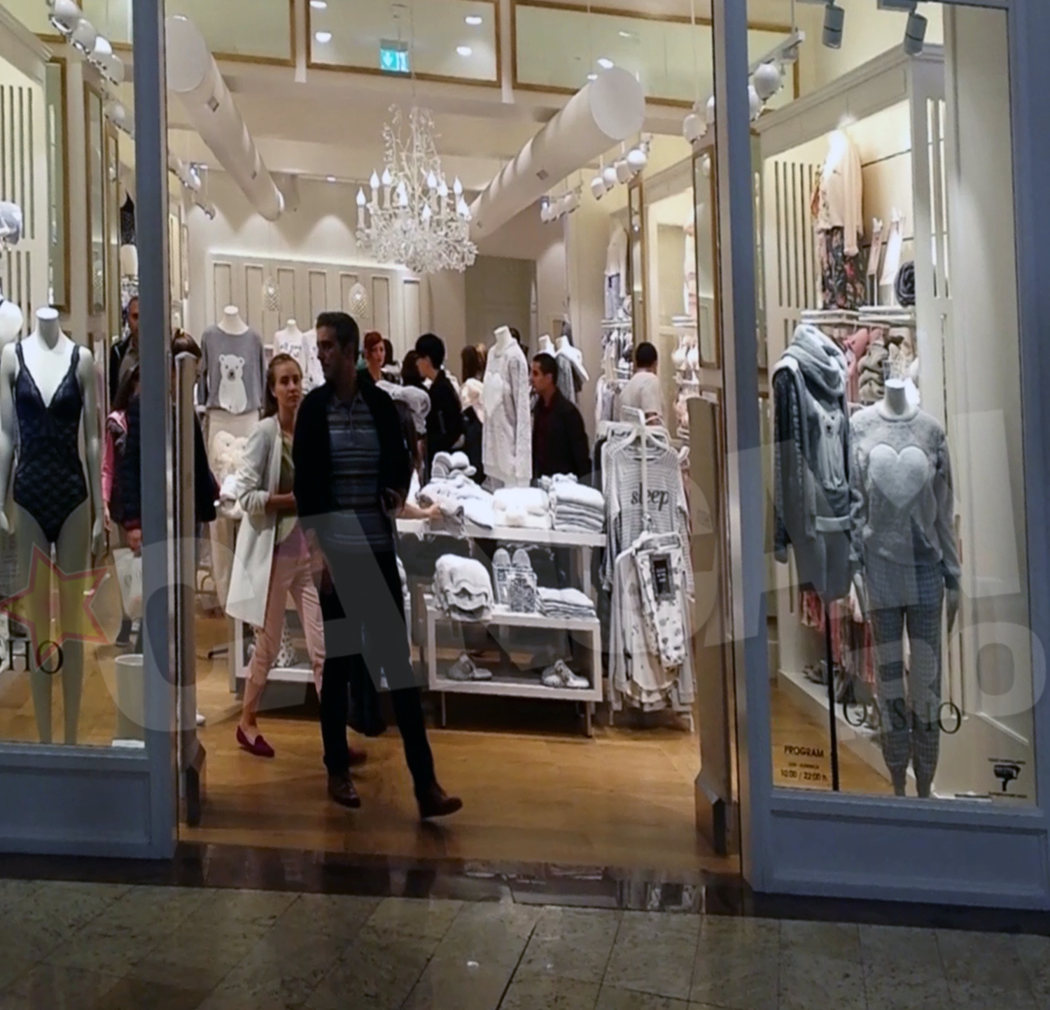 Dupa meciul de biliar, Turcescu si sotia lui au zabovit cateva minute intr-un magazin de lenjerie intima