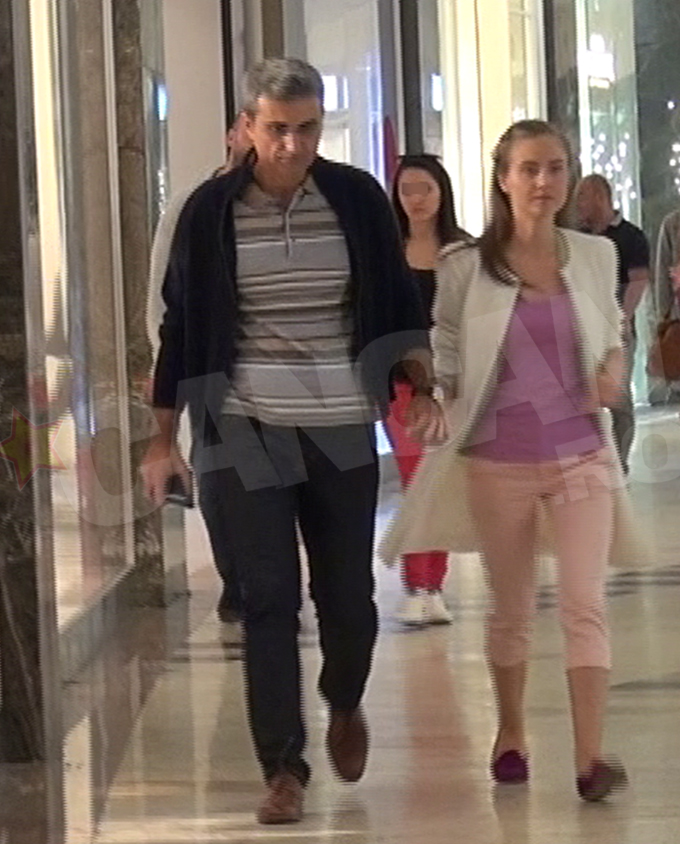 Cei doi s-au tinut in permanenta de mana