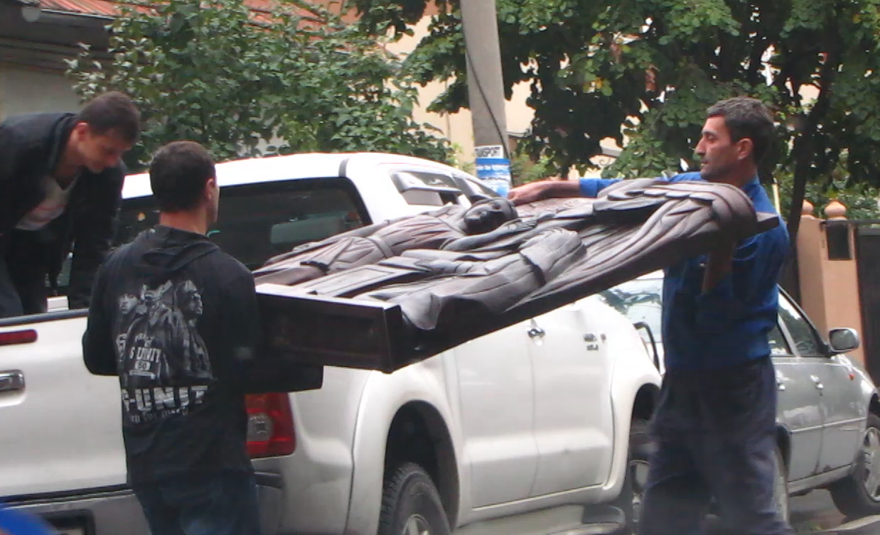 Muncitorii care cu grija obiectul de arta scos din casa lui Stelian Tanase