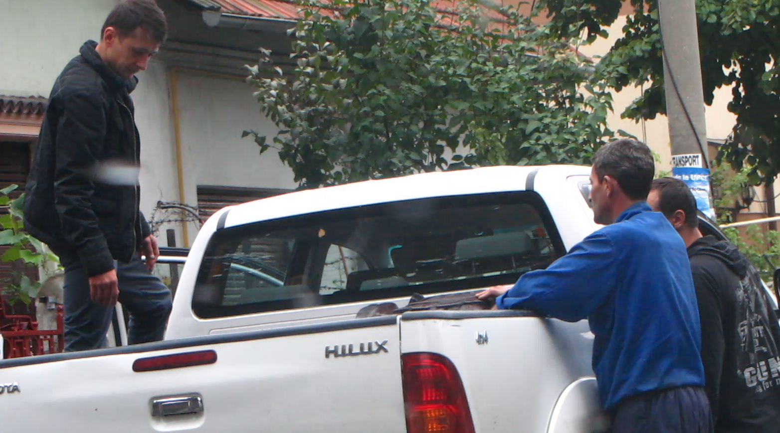 Muncitorii au legat sculptura cu grija si au plecat in graba