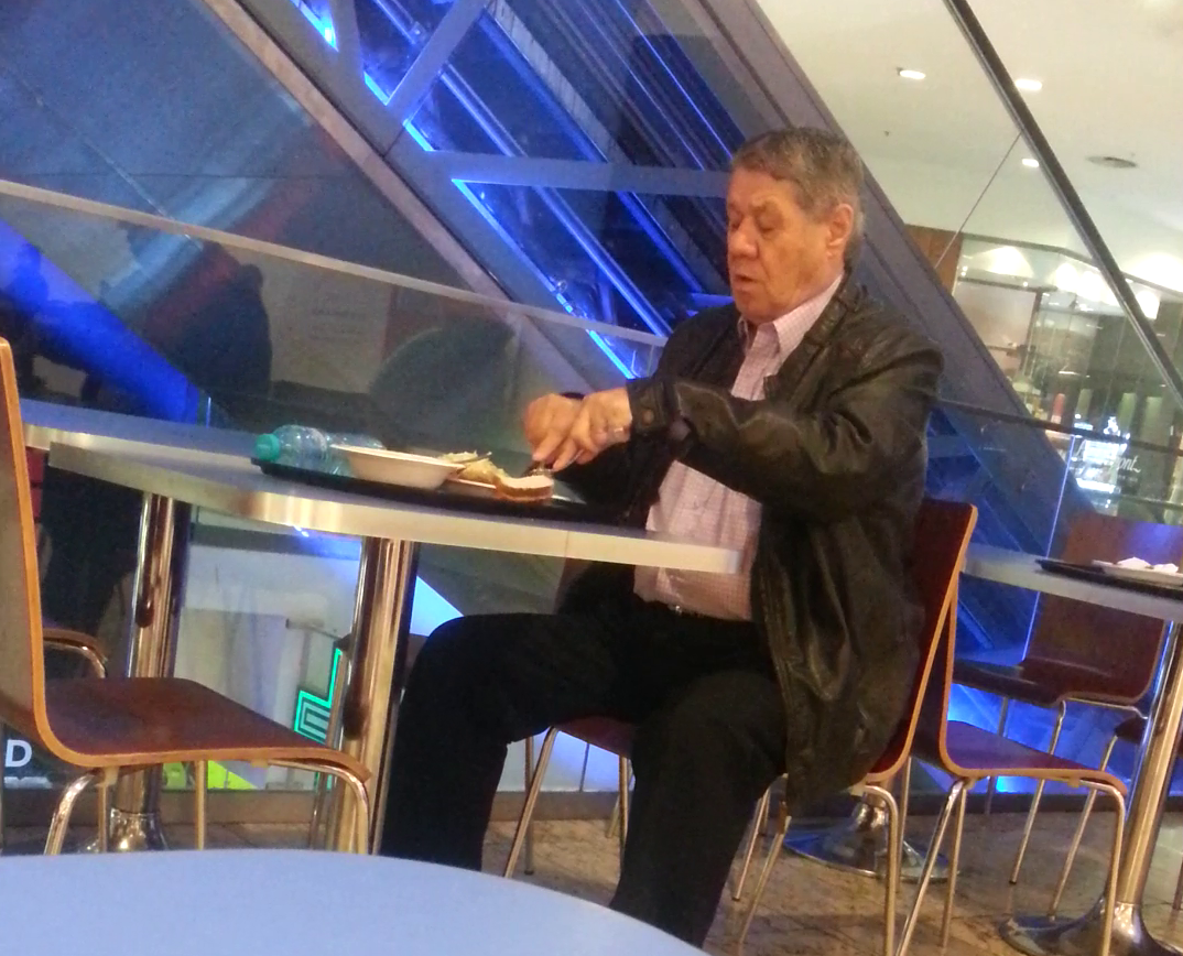 Pircalab a mancat in graba o friptura si o salata