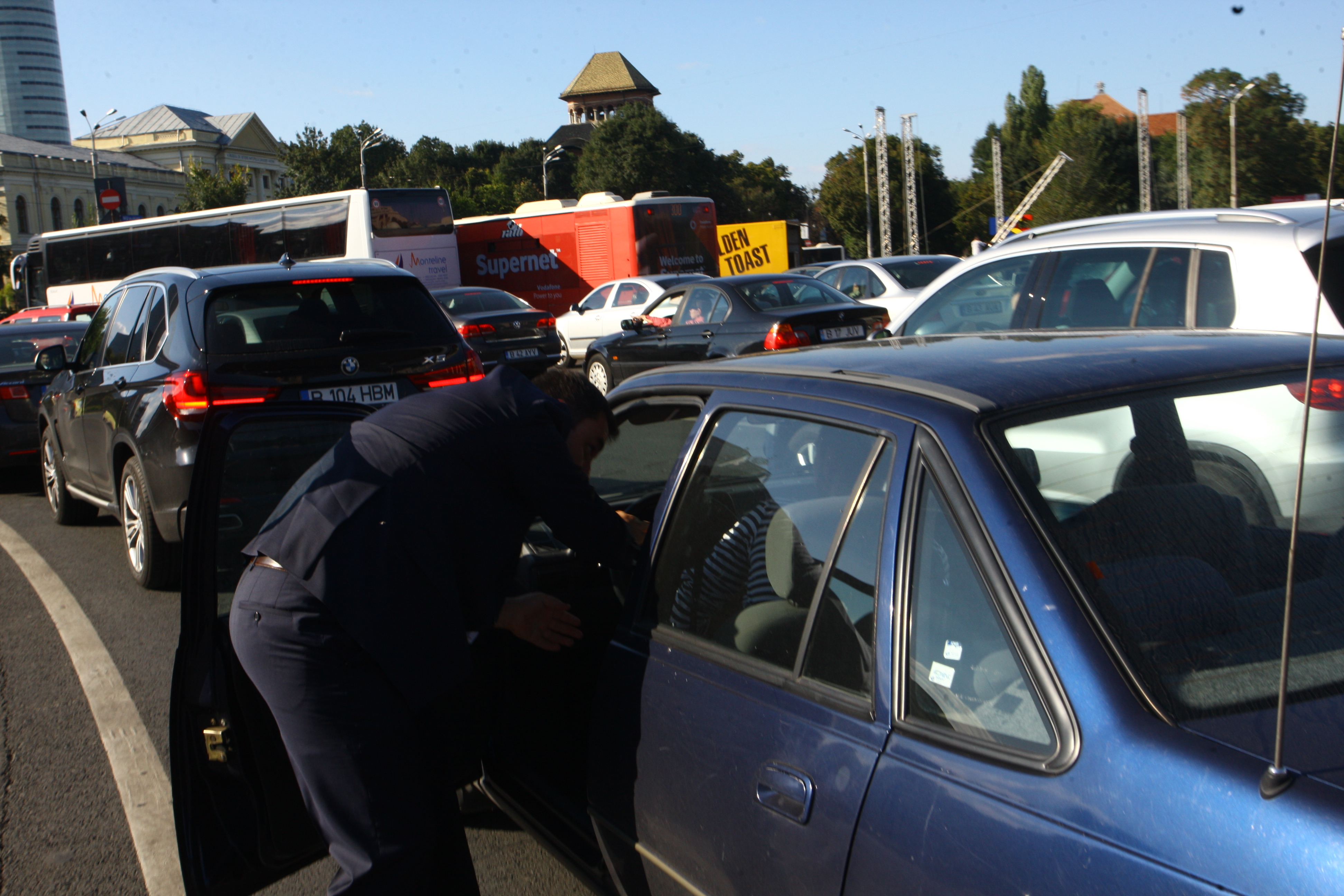 Nuntasul se da jos din masina si sare la gatul jurnalistului
