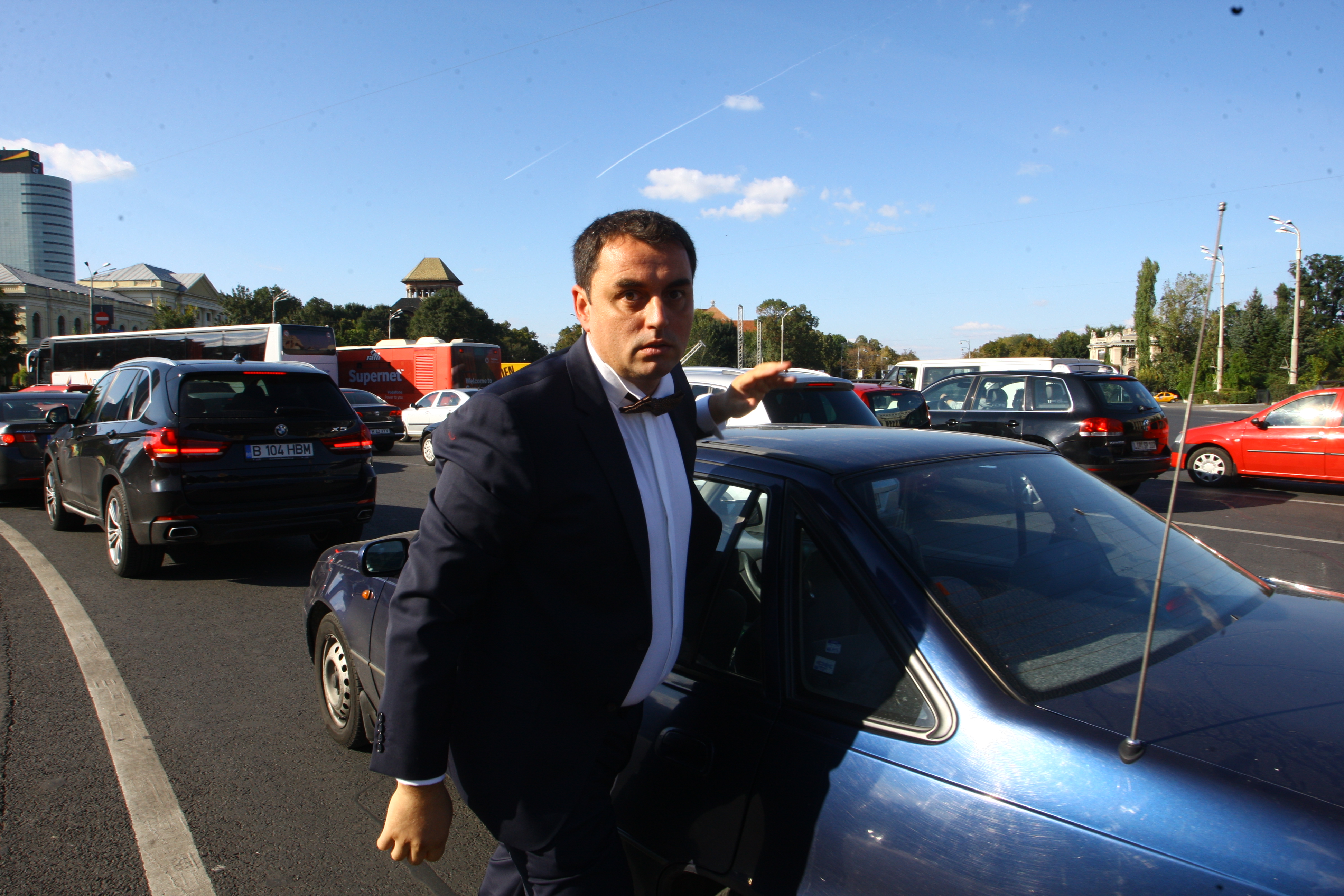 Invitatul lui Horia Brenciu se intoarce nervos spre autoturismul personal