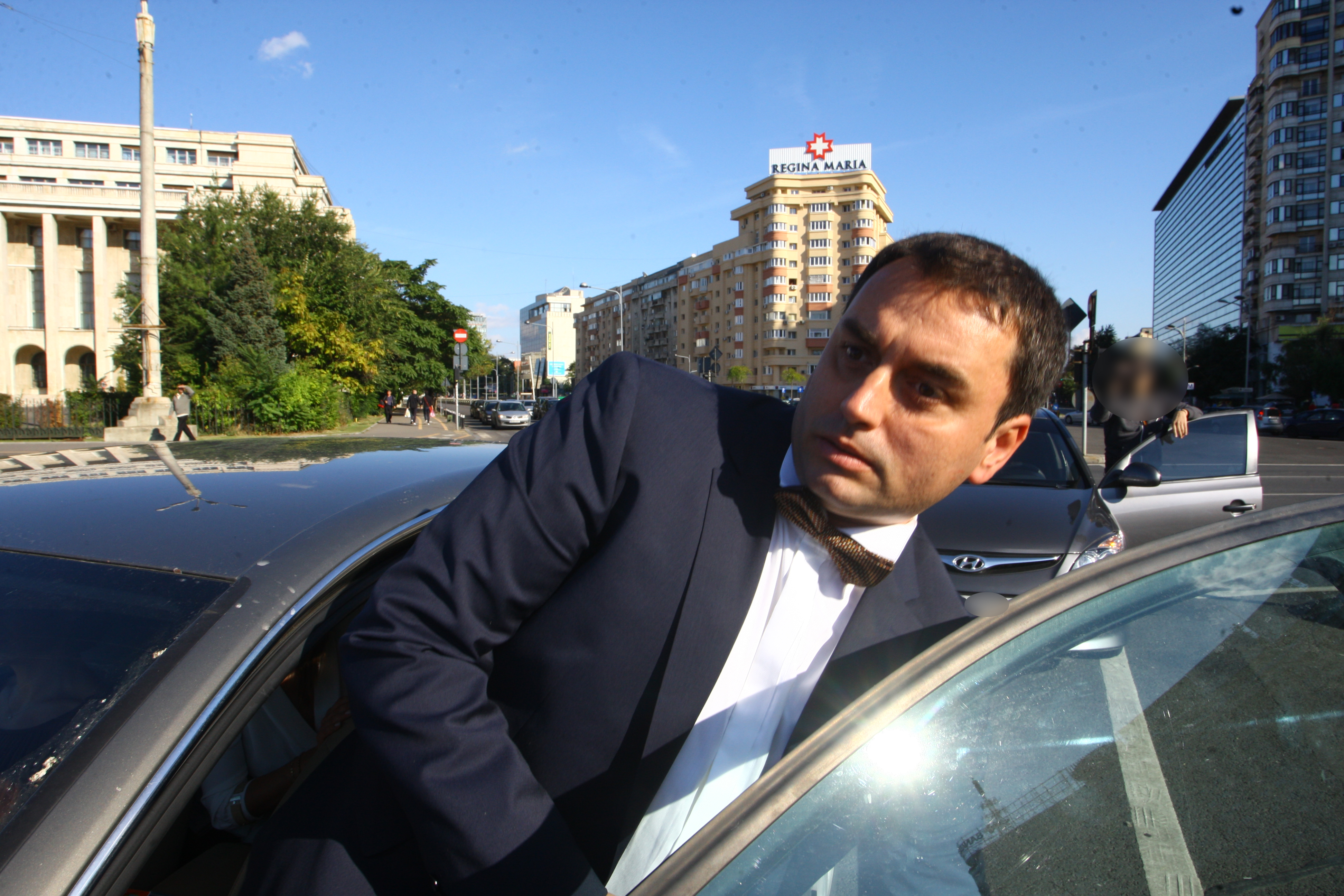 Barbatul a reactionat violent doar pentru ca un jurnalist i-a taiat calea, urmarindu-l pe Brenciu