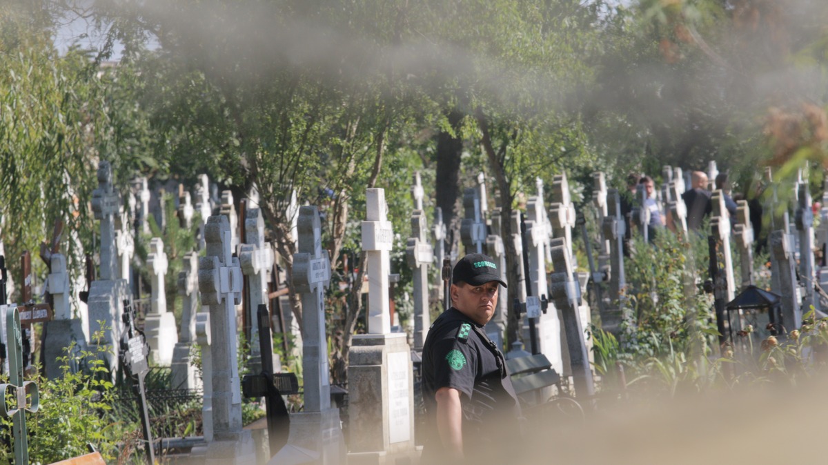 Paznicii au oprit presa sa intre in cimitir