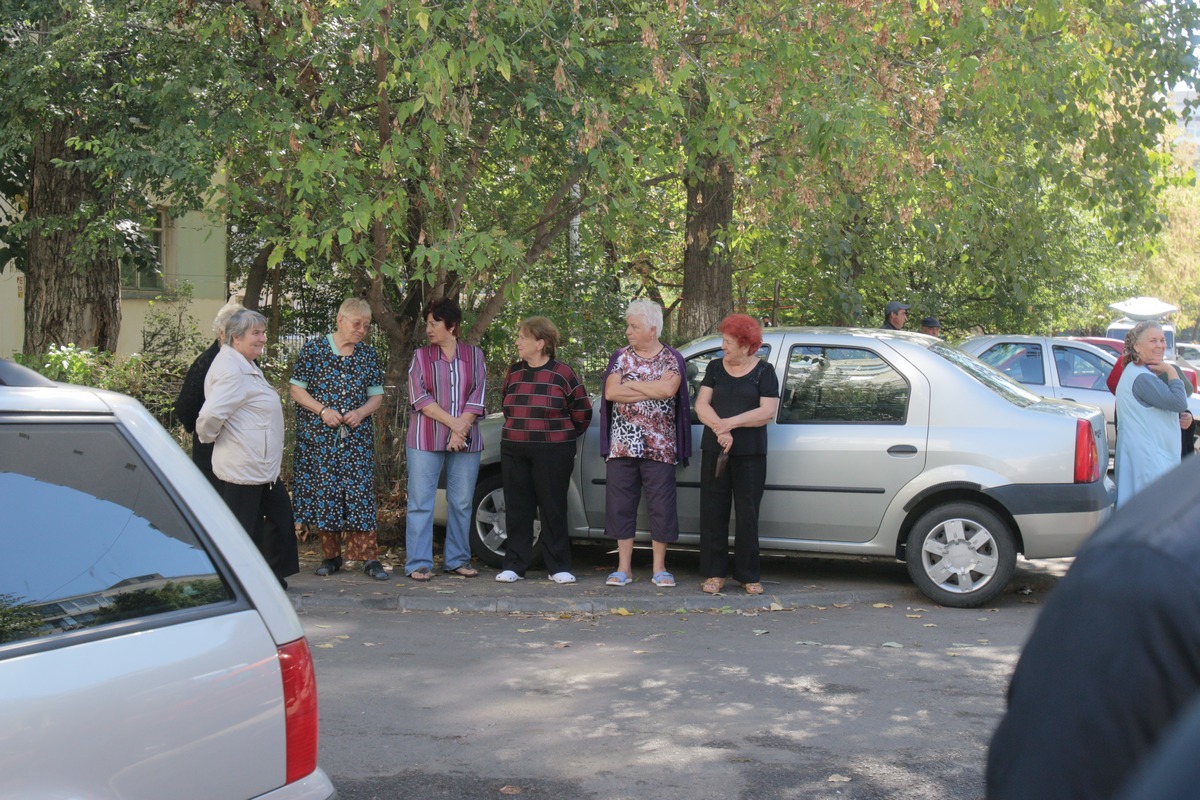 Zeci de curiosi au venit sa vada ce se intampla la biserica