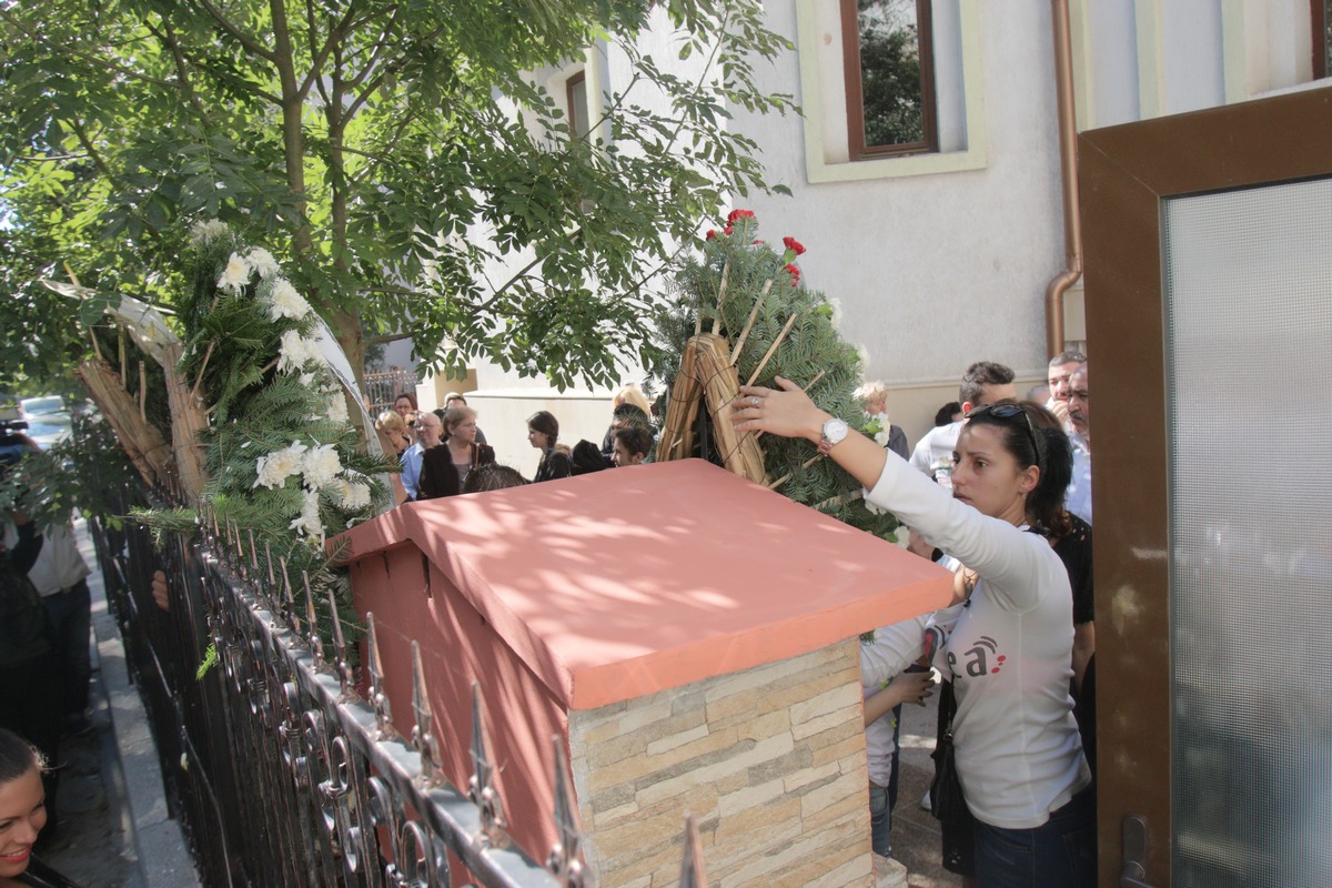 Apropiatii tanarului au adus zeci de coroane de flori